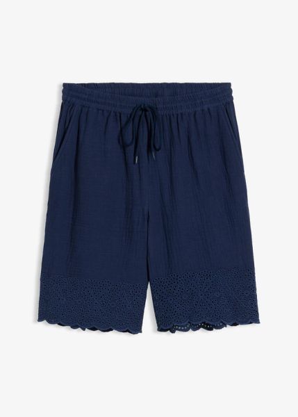 Bermudy z przewiewnego muślinu. Niebieskie spodnie materiałowe damskie bonprix, w ażurowe wzory. Za 122.99 zł.