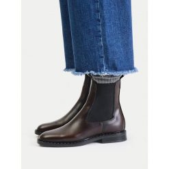 Sztyblety GINO ROSSI. Czerwone botki damskie Gino Rossi, bez obcasa, na płaskiej podeszwie, bez zapięcia. Za 299.99 zł.