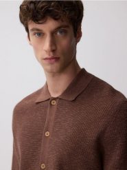 Sweter z dodatkiem lnu - brązowy. Brązowe swetry przez głowę męskie Reserved, l, bez wzorów, z dzianiny, bez kołnierzyka. Za 129.99 zł.