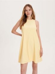 Trapezowa sukienka mini - jasnożółty. Żółte sukienki damskie Reserved, l, bez wzorów, z dzianiny, bez kołnierzyka, bez ramiączek, mini, trapezowe. W wyprzedaży za 39.99 zł.