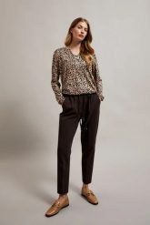 Sweter w zwierzęcy wzór beżowy. Brązowe swetry damskie MOODO, s, bez wzorów, z elastanu, bez kołnierzyka, bez ramiączek, bez kaptura. W wyprzedaży za 34.99 zł.