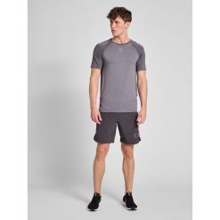 Krótka Hummel Grid Game. Szare krótkie spodenki sportowe męskie Hummel, s, bez wzorów, na fitness i siłownię. Za 170.00 zł.