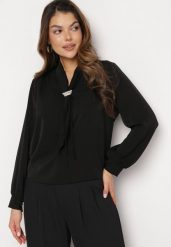 Czarna Bluzka z Krawatem i Ozdobną Perłą Jonista. Czarne bluzki damskie Born2be, bez wzorów, eleganckie, bez kołnierzyka, bez ramiączek. Za 79.99 zł.
