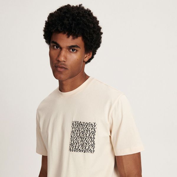 T-shirt regular z kieszonką - złamana biel. T-shirty męskie Reserved, l, bez wzorów, z bawełny, bez kołnierzyka. Za 59.99 zł.