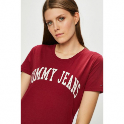 Tommy Jeans - Top. Brązowe topy damskie Tommy Jeans, z nadrukiem, z bawełny, z okrągłym kołnierzem, z krótkim rękawem. W wyprzedaży za 99.90 zł.