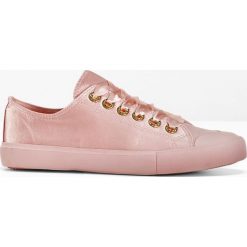 Sneakersy bonprix jasnoróżowy. Obuwie sportowe damskie marki bonprix. Za 79.99 zł.