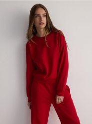 Bluza regular z bawełną - czerwony. Czerwone bluzy damskie Reserved, l, bez wzorów, z bawełny, bez kaptura. W wyprzedaży za 39.99 zł.