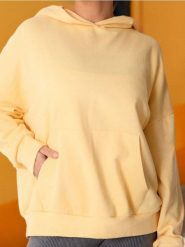 Bluza hoodie z kieszenią - żółty. Żółte bluzy damskie Sinsay, l, bez wzorów, z dzianiny, bez kaptura. W wyprzedaży za 22.99 zł.