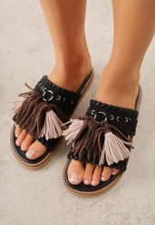 Czarne Klapki VICES na Płaskiej Podeszwie w Stylu Boho z Frędzlami Averathla. Czarne klapki damskie Renee, z aplikacjami, z denimu, boho, bez obcasa, na płaskiej podeszwie. Za 119.99 zł.