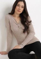 Beżowy Sweter Ampippe. Brązowe swetry damskie Born2be, bez wzorów, z dzianiny, bez kołnierzyka, bez ramiączek, długie, bez kaptura. Za 39.99 zł.