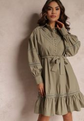 Ciemnozielona Koszulowa Sukienka z Perłowymi Guzikami i Koronkowymi Wstawkami Shyanne. Zielone sukienki damskie Renee, l, bez wzorów, z koronki, vintage, bez kołnierzyka, bez ramiączek, midi, koszulowe. Za 199.99 zł.