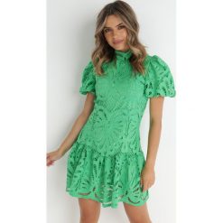 Zielona Sukienka Cilleis. Zielone sukienki damskie Born2be, m, z aplikacjami, z koronki, eleganckie, bez kołnierzyka, bez ramiączek, mini. Za 199.99 zł.