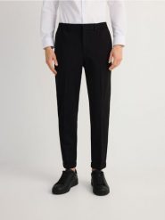 Spodnie chino slim z wiskozą - czarny. Czarne spodnie materiałowe męskie Reserved, l, bez wzorów, z dzianiny. W wyprzedaży za 89.99 zł.