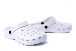 AXIM 7K2818B white, klapki basenowe damskie. Białe klapki damskie Axim, w ażurowe wzory, bez obcasa. Za 29.99 zł.