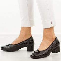 Czarne skórzane czółenka damskie Potocki 19488. Czarne czółenka damskie POTOCKI, bez wzorów, ze skóry, eleganckie, z okrągłym noskiem, bez obcasa, na obcasie, bez zapięcia. Za 219.00 zł.