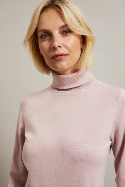 Gładki sweter z golfem różowy. Czerwone swetry damskie MOODO, s, bez wzorów, z poliamidu, bez kołnierzyka, bez ramiączek, bez kaptura. W wyprzedaży za 44.99 zł.