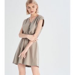 Rozkloszowana sukienka - Kremowy. Sukienki damskie marki Sinsay. Za 39.99 zł.