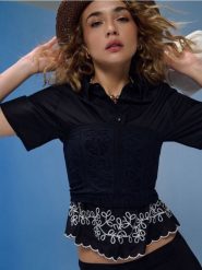 Bawełniana koszula z haftowanym wykończeniem dołu - czarny. Czarne koszule damskie Sinsay, l, bez wzorów, z bawełny, bez kołnierzyka, bez ramiączek. Za 49.99 zł.