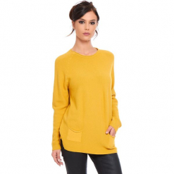 Sweter "Jamie" w kolorze musztardowym. Żółte swetry damskie Cosy Winter, ze splotem, z okrągłym kołnierzem. W wyprzedaży za 181.95 zł.