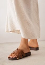 Brązowe Klapki na Grubej Podeszwie z Imitacji Drewna z Cholewką z Nitami Crason. Brązowe klapki damskie Renee, bez wzorów, z jeansu, boho, bez obcasa, na płaskiej podeszwie. Za 69.99 zł.