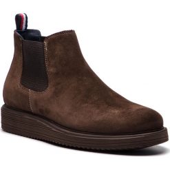 Sztyblety TOMMY HILFIGER - Suede Wedge Chelsea FM0FM01792 Coffee Bean 212. Botki męskie marki Tommy Hilfiger. W wyprzedaży za 379.00 zł.