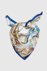 Apaszka z wzorem beżowa. Brązowe szaliki i chusty damskie MOODO, bez wzorów, z poliesteru. W wyprzedaży za 29.99 zł.