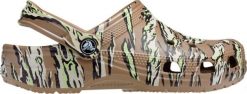 Crocs Chodaki sandały klapki Crocs Classic Printed Camo moro - khaki 206454 260 39-40. Brązowe klapki męskie Crocs. Za 235.45 zł.