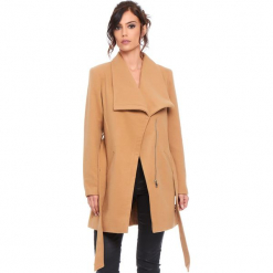 Płaszcz "Cindy" w kolorze karmelowym. Brązowe płaszcze damskie Cosy Winter, w paski, z tkaniny. W wyprzedaży za 227.95 zł.