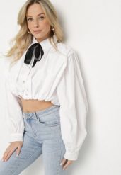 Biała Bawełniana Koszula o Bufiastym Kroju z Kokardą w Stylu Retro Drulla. Białe bluzki damskie Born2be, uniwersalny, bez wzorów, z bawełny, eleganckie, bez kołnierzyka, bez ramiączek. Za 129.99 zł.