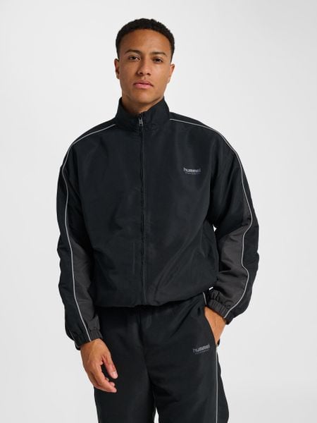 Kurtka z dresu Hummel. Czarne kurtki damskie Hummel, xl, bez wzorów, z dresówki, bez kaptura. Za 225.00 zł.