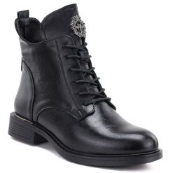 Botki damskie ocieplane z ozdobą czarne eVento 24BT02-7976. Czarne botki damskie eVento, ze skóry ekologicznej, eleganckie, bez obcasa, bez zapięcia. Za 159.99 zł.