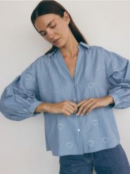 Koszula z błyszczącymi aplikacjami - jasnoniebieski. Niebieskie koszule damskie Reserved, l, z aplikacjami, z bawełny, bez kołnierzyka, bez ramiączek. W wyprzedaży za 99.99 zł.