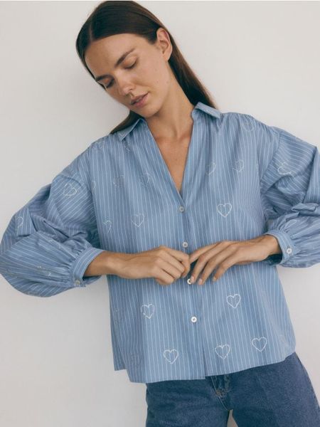 Koszula z błyszczącymi aplikacjami - jasnoniebieski. Niebieskie koszule damskie Reserved, l, z aplikacjami, z bawełny, bez kołnierzyka, bez ramiączek. W wyprzedaży za 99.99 zł.