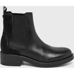 Guess Jeans - Botki FLMOR3.LEA10. Czarne kozaki damskie Guess Jeans, z jeansu, z okrągłym noskiem, bez obcasa, na obcasie. W wyprzedaży za 549.90 zł.