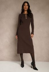 Brązowa Prążkowana Sukienka z Dzianiny z Wiskozą Zdobiona Aplikacjami Tusmeira. Brązowe sukienki damskie Renee, na spotkanie biznesowe, m, z aplikacjami, z dzianiny, eleganckie, bez kołnierzyka, bez ramiączek, midi, oversize. Za 169.99 zł.
