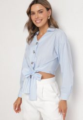 Jasnoniebieska Bawełniana Koszula o Krótkim Kroju z Wiązaniem i Ozdobnymi Guzikami Lililva. Niebieskie bluzki damskie Born2be, m, bez wzorów, z bawełny, eleganckie, bez kołnierzyka, bez ramiączek. Za 89.99 zł.