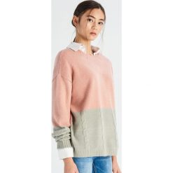 Sweter w bloki kolorów - Różowy. Swetry damskie marki Sinsay. W wyprzedaży za 29.99 zł.