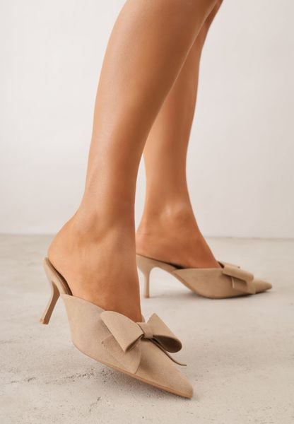 Ciemnobeżowe Klapki Mule na Szpilce z Kokardką Kimoseis. Brązowe klapki damskie Renee, z aplikacjami, z materiału, eleganckie, bez obcasa, na obcasie. Za 89.99 zł.