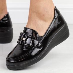 Czarne lakierowane mokasyny damskie na koturnie T.Sokolski J24-392. Czarne mokasyny damskie Sokolski, z lakierowanej skóry, eleganckie. Za 159.00 zł.