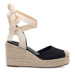 Espadryle DeeZee. Czarne sandały damskie DeeZee, bez wzorów, bez obcasa, bez zapięcia. Za 82.99 zł.