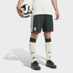 Spodenki z trzeciego zestawu Manchester United 26/27. Zielone krótkie spodenki sportowe męskie Adidas, m, bez wzorów, z materiału, na fitness i siłownię, climacool (adidas). Za 199.00 zł.