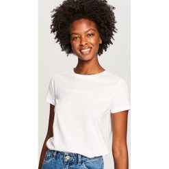 T-shirt Biały. Białe t-shirty damskie Reserved. Za 19.99 zł.