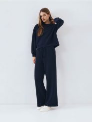 Spodnie dresowe z modalem - granatowy. Niebieskie spodnie dresowe damskie Reserved, l, bez wzorów, z dresówki. W wyprzedaży za 89.99 zł.