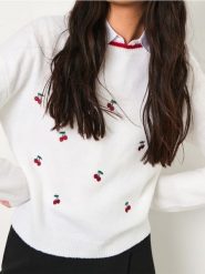 Sweter w wisienki - kremowy. Białe swetry damskie Sinsay, l, bez wzorów, bez kołnierzyka, bez ramiączek, bez kaptura. W wyprzedaży za 24.99 zł.