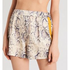 Szorty z wężowym wzorem - Beżowy. Szorty damskie marki Cropp. Za 59.99 zł.
