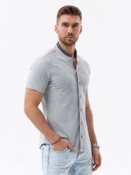 Koszula męska dzianinowa z krótkim rękawem - szara V5. Szare koszule męskie Ombre Clothing, m, bez wzorów, z dzianiny, bez kołnierzyka, bez ramiączek. W wyprzedaży za 49.99 zł.