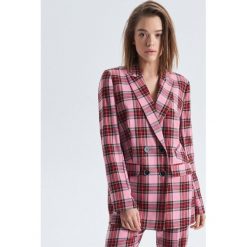 Marynarka w różową kratę - Różowy. Żakiety damskie marki Cropp. Za 159.99 zł.