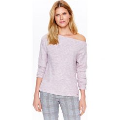 SWETER DAMSKI Z DEKOLTEM W ŁÓDKĘ W KOLORZE DELIKATNEGO RÓŻU. Swetry damskie marki TOP SECRET. W wyprzedaży za 64.99 zł.