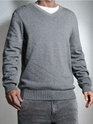 Sweter z dekoltem w serek - szary. Szare swetry przez głowę męskie Sinsay, l, bez wzorów, bez kołnierzyka. Za 39.99 zł.