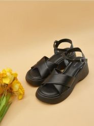 Sandały - czarny. Czarne sandały damskie Sinsay, bez wzorów, ze skóry, bez obcasa, bez zapięcia. Za 59.99 zł.